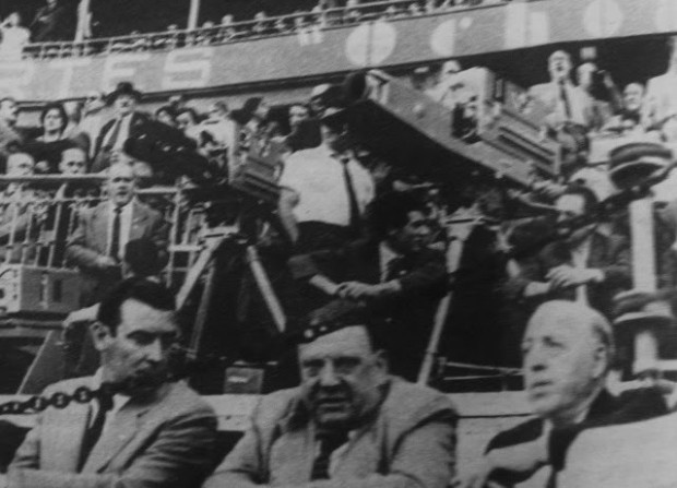 Televisión y toros (sacada de https://www.taurologia.com/toros-como-entretenimiento-masas-television-franquista-4374.htm )